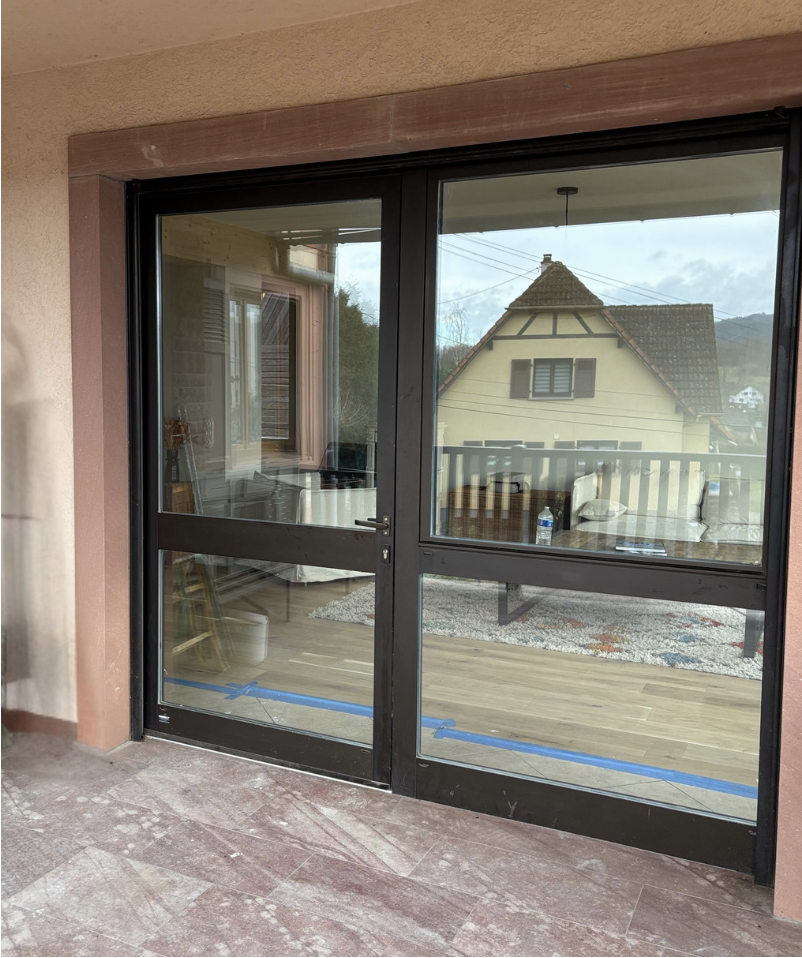 Rénovation thermique : porte-fenêtre en aluminium remplacée par une porte PVC isolée 🏡